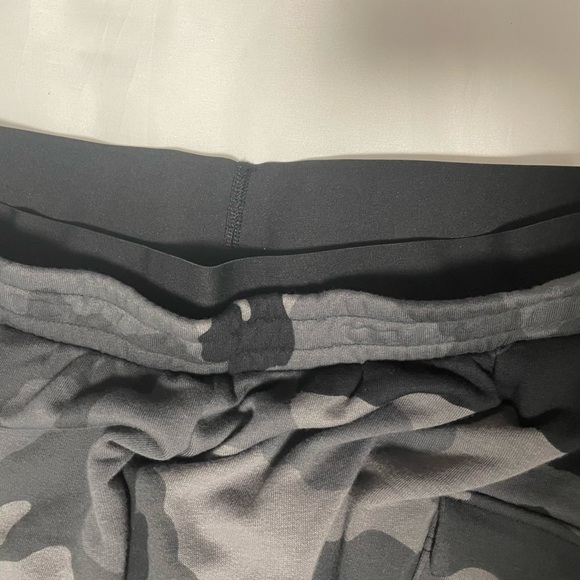 NWT Adidas Camo Print Cargo Lightweight Shorts. Size XL - Picture 12 of 14